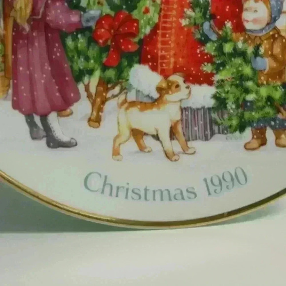 VINTAGE AVON COLLECTIBLE CHRISTMAS PLATE 1990 / PORCELAIN / TRIMMED IN 22K GOLD - Picture 3 of 5
